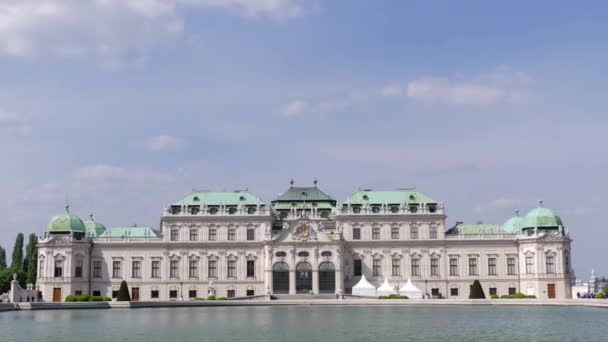 Krásný palác Belvedere stojí proti modré obloze před rybníkem, časová prodleva. - Záběry, video