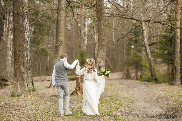 Γάμος την άνοιξη στο πάρκο με διακόσμηση - Φωτογραφία, εικόνα