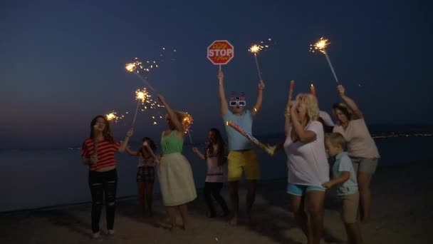 Lidé mají noční party na pláži - Záběry, video