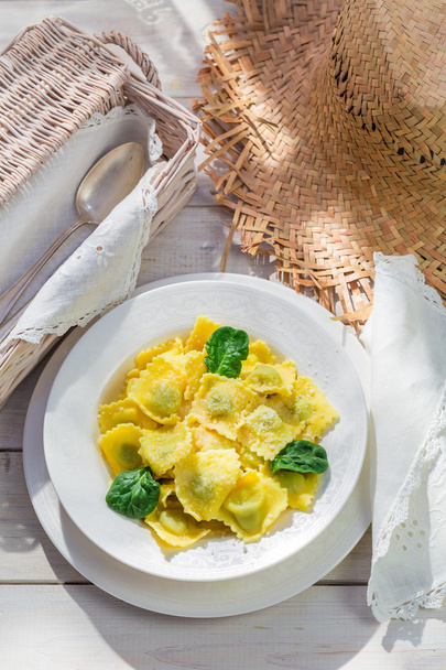 Tasty ravioli with spinach and ricotta - Foto, Imagen