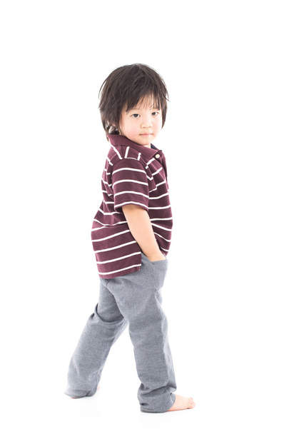 Маленький азіатський хлопчик дошкільного віку стоїть ізольовано на білому тлі
 - Фото, зображення