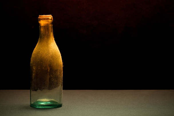 Стародавні пилу пляшку на темному тлі. Вибірковий фокус. Дрібні - Фото, зображення