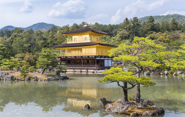 Pavilhão de Ouro no Templo Kinkakuji, Kyoto Japão
 - Foto, Imagem