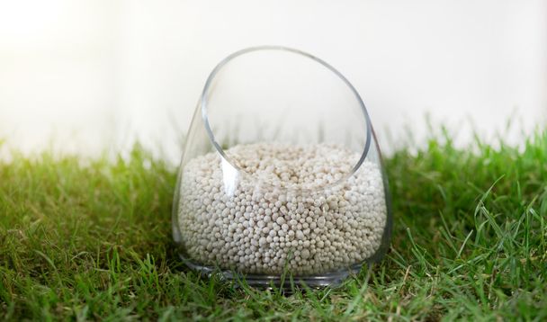 Minerale meststof op gras - Foto, afbeelding