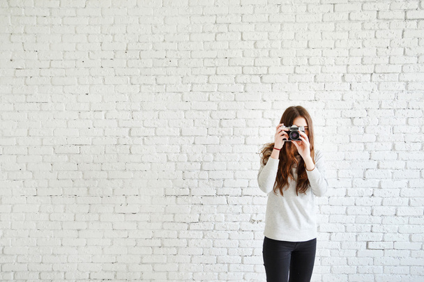 fotograf žena držící film fotoaparát v rukou - Fotografie, Obrázek
