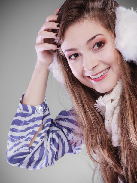 girl wearing fluffy white earmuffs - Foto, afbeelding