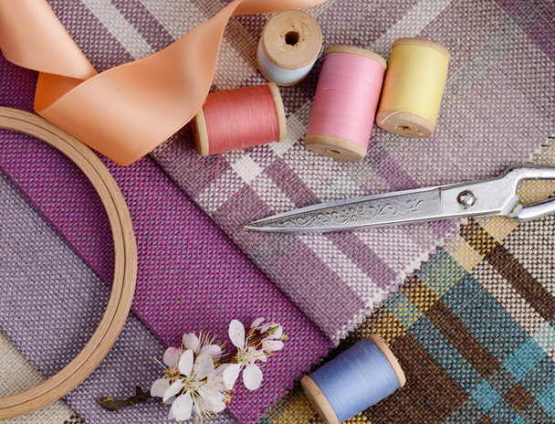 швейні приналежності, голки, вінтажні ножиці на барвистому текстильному фоні
 - Фото, зображення