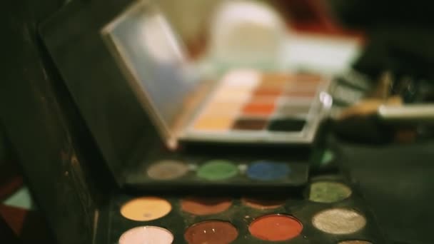Make-up-Designer setzen Pinsel in braunen hellen Lidschatten. professionelle Kosmetik. Schönheit. Frauen. Spiegel - Filmmaterial, Video