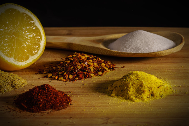Paprika, Salz, Zitrone und Gewürze - Foto, Bild