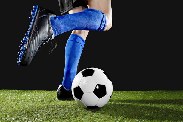  ноги і ноги футболіста в дії бігають і дриблінг з м'ячем, що грає на зеленій траві
 - Фото, зображення