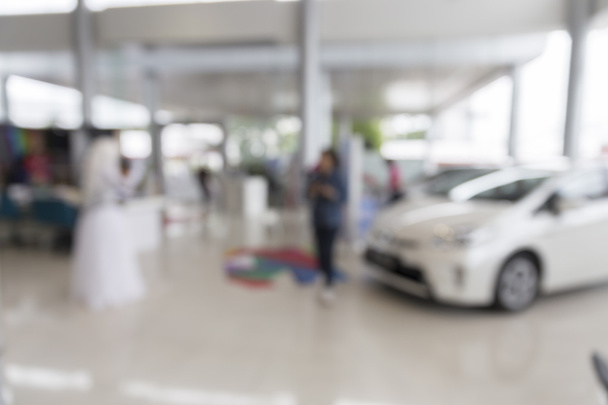 personas en sala de exposición de coches para la compra y venta de negocio de automóviles
 - Foto, imagen