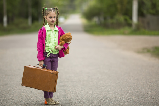little girl with a suitcase - Фото, зображення
