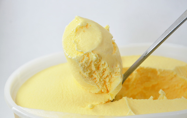 銀のスプーンのバニラ味アイスクリーム - 写真・画像