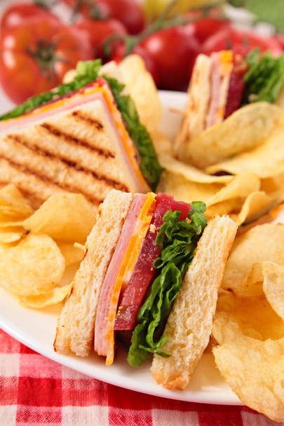 Сэндвич с ветчиной и сыром, картофельные чипсы
 - Фото, изображение