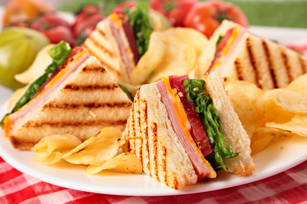 Сэндвич с ветчиной и сыром, картофельные чипсы
 - Фото, изображение