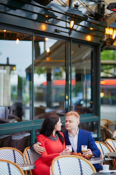 Romantic couple in Paris in cafe - Zdjęcie, obraz