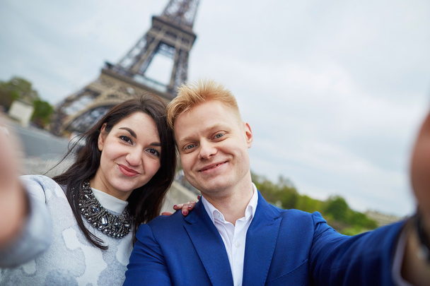 Romantikus pár Párizsban, az Eiffel-torony közelében - Fotó, kép