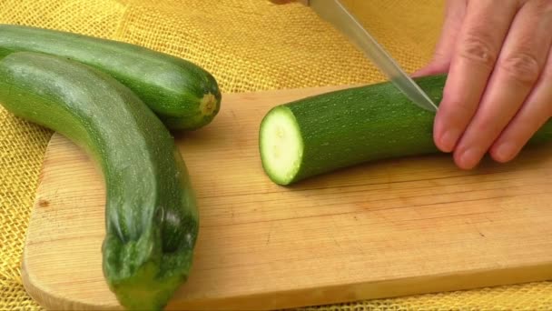 Zucchini mit dem Messer zerschneiden  - Filmmaterial, Video