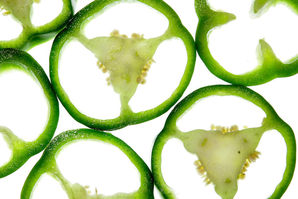 Паприка сладкий перец изолированные ломтики зеленого цвета
 - Фото, изображение