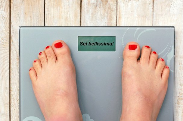 Nohy na váhy s textem v italském jazyce - Fotografie, Obrázek
