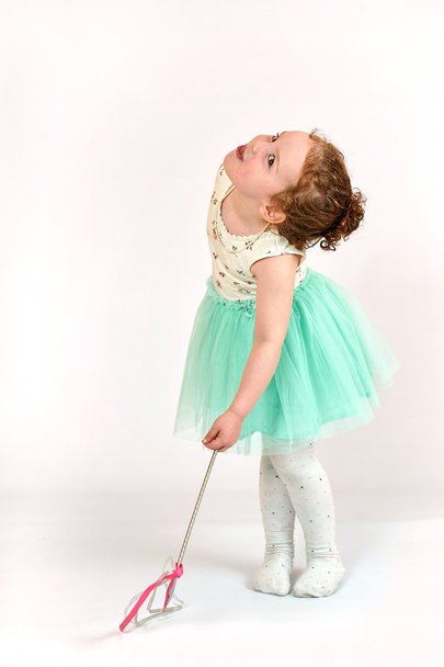 Küçük kız moda Model yeşil giysili - Fotoğraf, Görsel