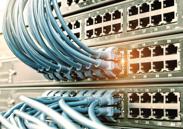 Netzwerk-Switch und Ethernet-Kabel, Rechenzentrumskonzept. - Foto, Bild