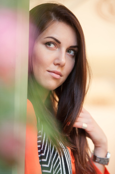 Portret van een mooie brunette  - Foto, afbeelding