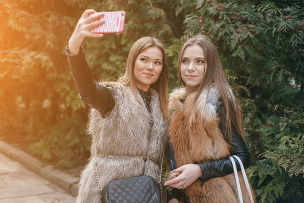 young models in fur coats - Zdjęcie, obraz
