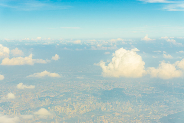 飛行機から雲を望む空はバンコク、タイの本土を見ることができます。 - 写真・画像