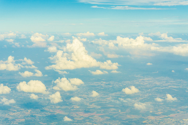 Hemel met wolken uitzicht vanaf vliegtuig ziet vasteland van Bangkok - Foto, afbeelding