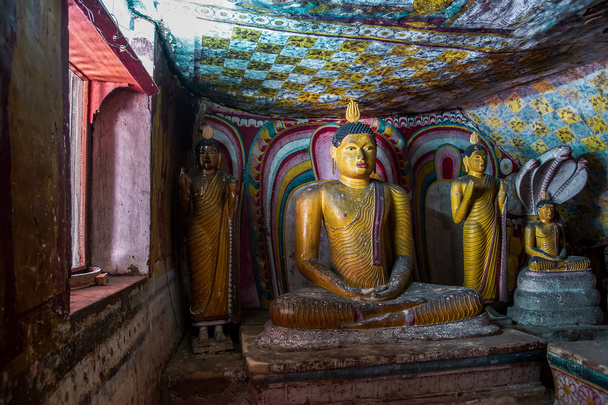 barlang templom dambulla, Srí lanka.  - Fotó, kép