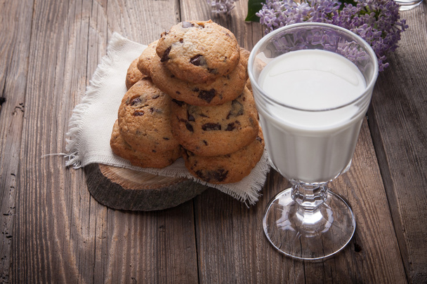 Stack of cookies with glass of milk - Foto, Bild
