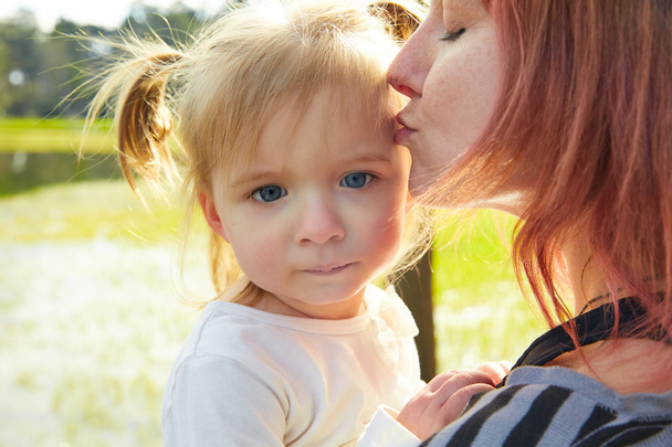 Mãe e filha retrato abraço beijando no parque
 - Foto, Imagem