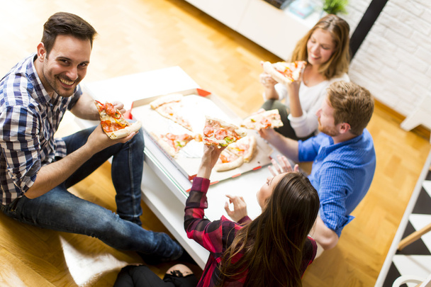 Friends eating pizza - Фото, зображення