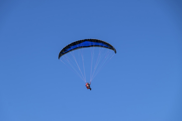 Parapente contre ciel bleu clair
 - Photo, image