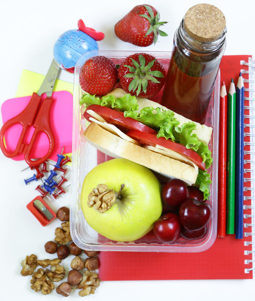 Almoço escolar saudável com maçã, nozes, bagas e sanduíche
  - Foto, Imagem