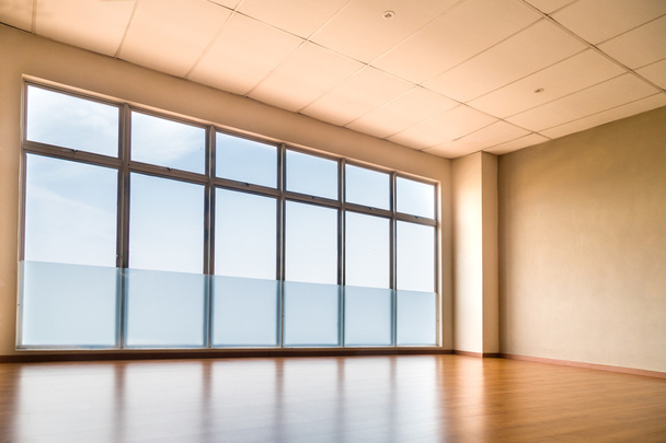 Perspektivischer Blick auf leeres Studio, beleuchtet mit Licht aus Fenstern - Foto, Bild