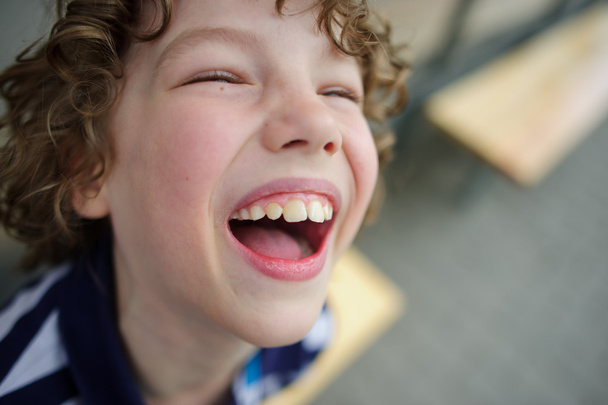 Pieni poika purskahti nauruun
 - Valokuva, kuva