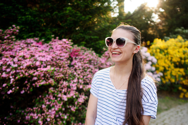公園で若い女性の笑い - 写真・画像