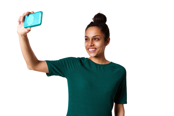 Usměvavá mladá žena s selfie - Fotografie, Obrázek