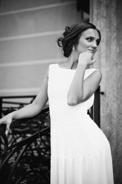 bela sexy morena noiva no branco vestido andando até escadas
 - Foto, Imagem