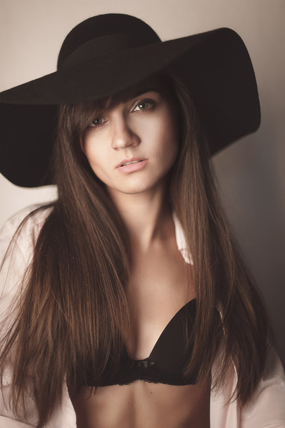 Μόδα φωτογραφία: όμορφη κοπέλα στον κομψό μαύρο καπέλο και λευκό s - Φωτογραφία, εικόνα