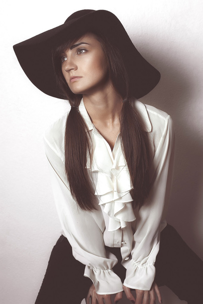 Модна фотографія красивої леді в елегантному чорному капелюсі і білому s
 - Фото, зображення