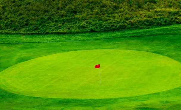 campo de golfe verde e sua bandeira
 - Foto, Imagem