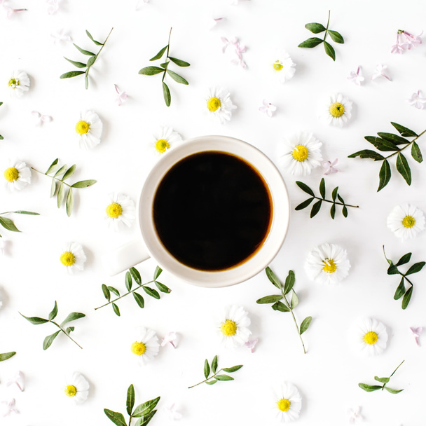 Tasse Kaffee mit Kamillenblüten - Foto, Bild