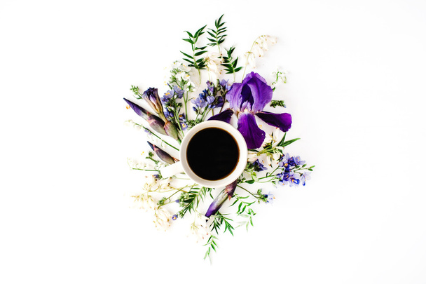 Taza de café con iris morado
  - Foto, imagen
