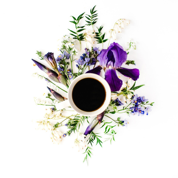 Kopje koffie met paarse iris  - Foto, afbeelding