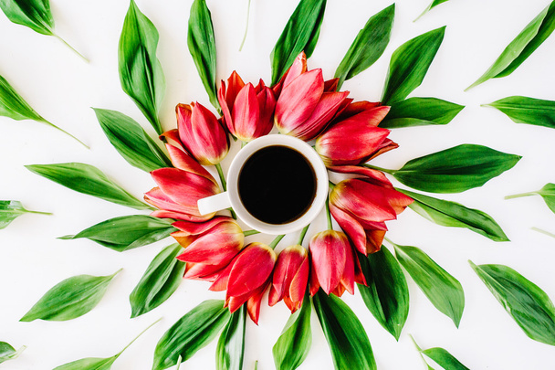 Coupe avec des fleurs de tulipe rouge
 - Photo, image
