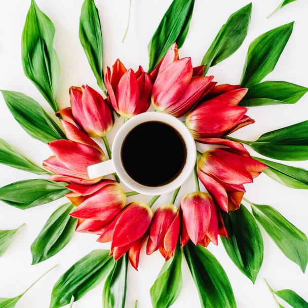 Cup with red tulip flowers - Φωτογραφία, εικόνα