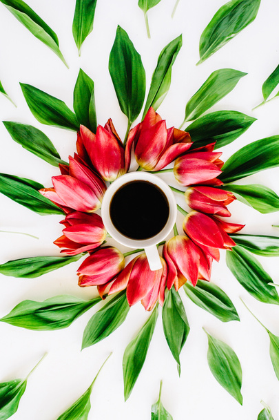 Kırmızı lale çiçek fincanla - Fotoğraf, Görsel